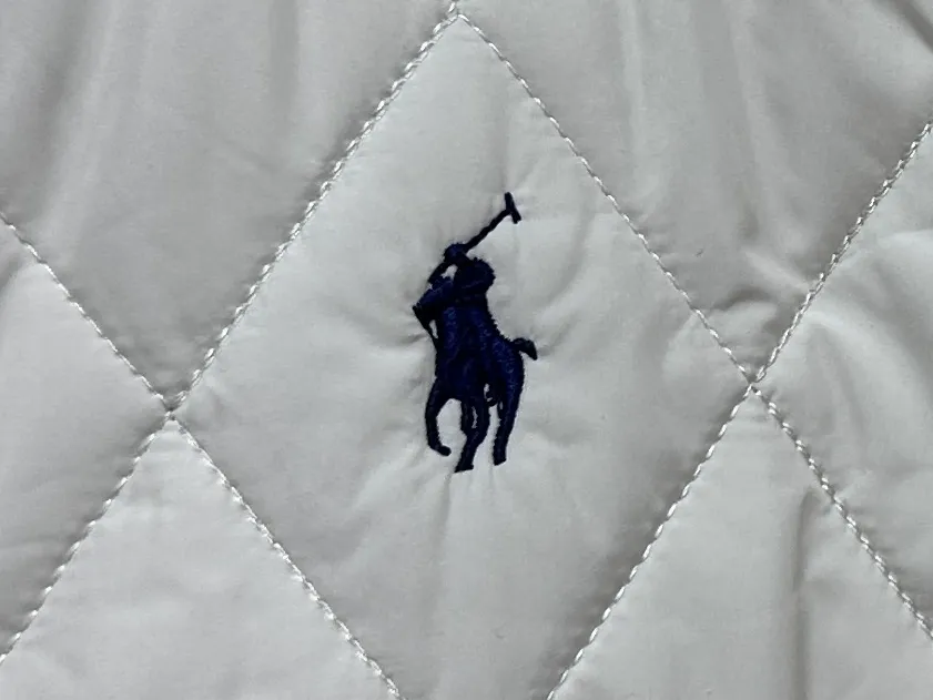 ￼ P530 【Ralph Lauren】Ralph Lauren cotton-padded jacket. The face is filled with imitation down cotton. Three-in-one rhombus quilted embroidery. Soft and comfortable. Warm and comfortable. Corduroy strips run through the whole body. No knots or overlaps. Artificial curling. Fine workmanship. Does not look bloated. The upper body is light and not bloated. Soft and comfortable. Highly recommended. Size: S M L